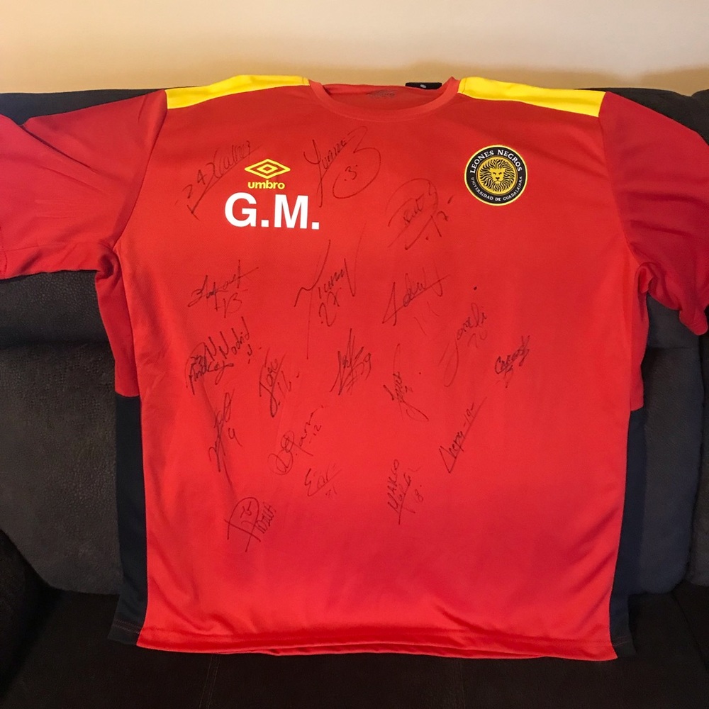 Universidad de Guadalajara jersey, umbrío Xl signed by the team